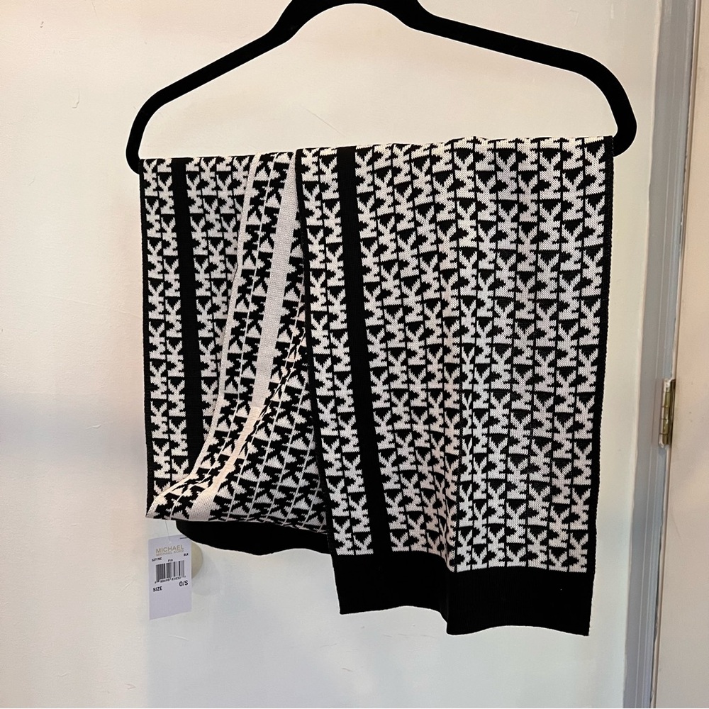 Michael Kors Logo Scarf Black / White